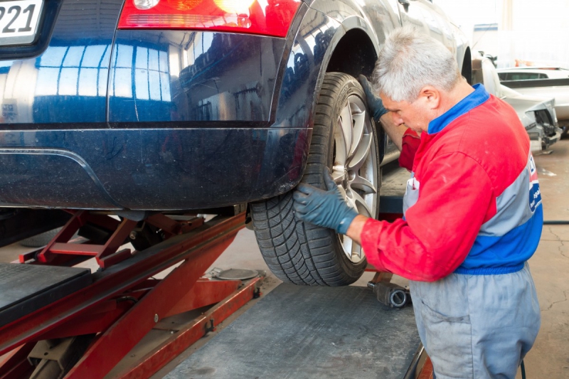 boutique-LA VERDIERE-min_auto_repair_repair_lift_auto_mechanic_work_clothes_master_professional_man_of_the_fold-685629