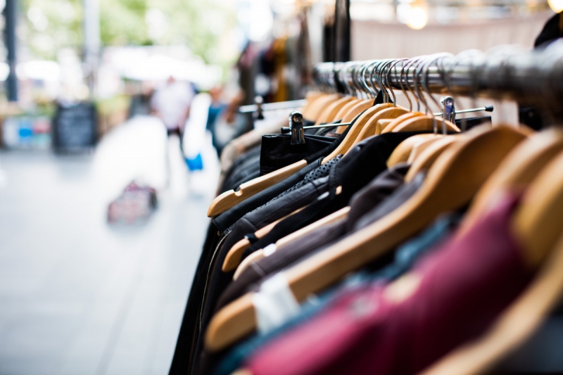 boutique-LA VERDIERE-min_blur_close_up_focus_hanger_jacket_market_people_rack-1176303