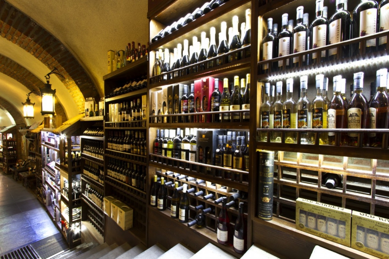 boutique-LA VERDIERE-min_world_street_travel_shop_canon_georgia_wine_bottles-429767